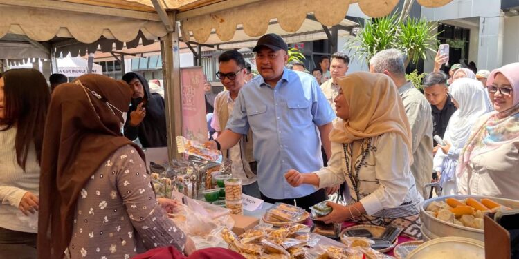 Sembako Rp96 Ribu Cuma Bayar Rp40 Ribu! Warga Serbu Pasar Citeureup Bazar Ramadan