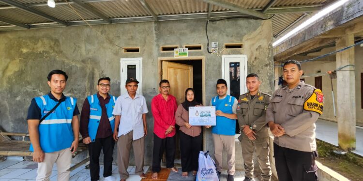 PLN UP3 Gunung Putri saat memberikan pelayanan listrik gratis
