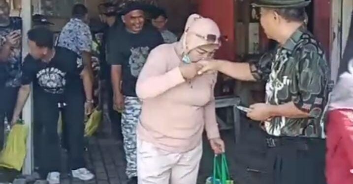 Semangat Berbagi Ramadan, Ketua DPC Maung Bodas Bogor Bagikan THR