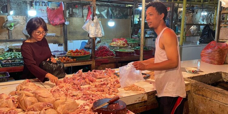 Harga Ayam di Pasar Cibinong Naik, Penjualan Pedagang Turun 60%