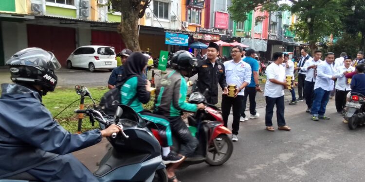 Karang Taruna Kecamatan Cileungsi Bagikan Ratusan Takjil Gratis dan Gelar Buka Puasa Bersama