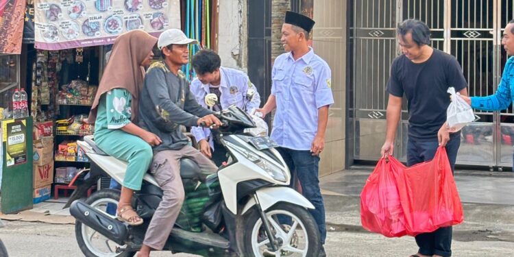 Aksi Solidaritas Pemuda Tlajung Udik, Karang Taruna Bagikan Ratusan Takjil untuk Warga