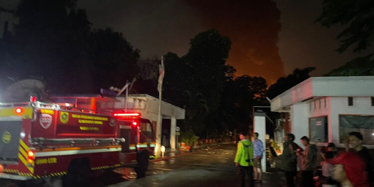 Pabrik Plastik Wanaherang Terbakar Usai Tersambar Petir