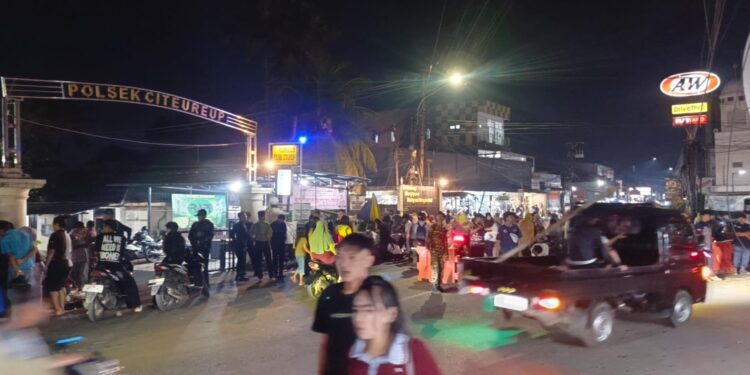 Pasar Citeureup Membludak di Malam Takbiran, Pedagang Antusias dan Lalu Lintas Tetap Lancar