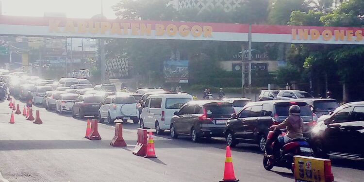Arus Wisata ke Puncak Membludak di Hari Kedua Libur Lebaran, Polisi Berlakukan One Way Sejak Pagi