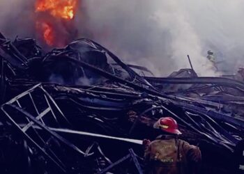 20 Jam Berlalu, Asap Masih Membumbung di Pabrik Plastik Wanaherang