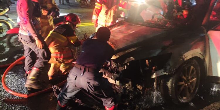 Mesin Overheat, Mobil Sedan Hangus Dilalap Sijago Merah