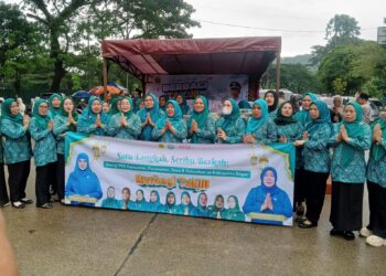 PKK dan BUMDes Karang Tengah Bagikan 1.080 Takjil Gratis