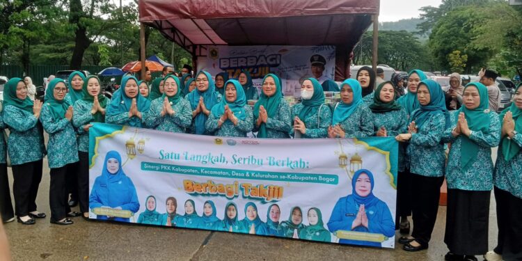 PKK dan BUMDes Karang Tengah Bagikan 1.080 Takjil Gratis