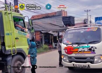 PKK Desa Tlajung Udik Bagikan Ratusan Takjil Ramadan