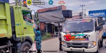 PKK Desa Tlajung Udik Bagikan Ratusan Takjil Ramadan