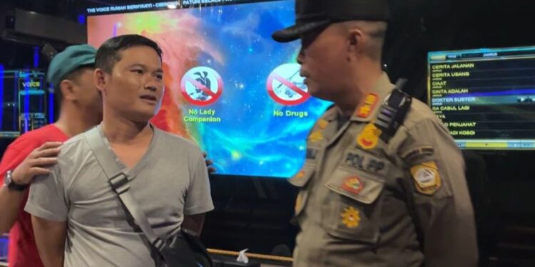 Patroli Ramadan: Satpol PP Sita Puluhan Botol Miras