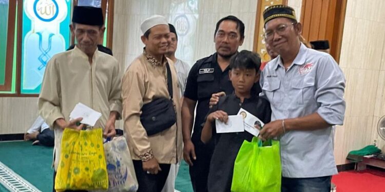 Karang Taruna Unit 19 Tlajung Udik Santuni Puluhan Anak Yatim dan Duafa