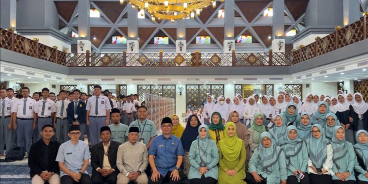 Sekda Ajat di Smartren SMAN 2 Cibinong: Pintar Saja Tidak Cukup
