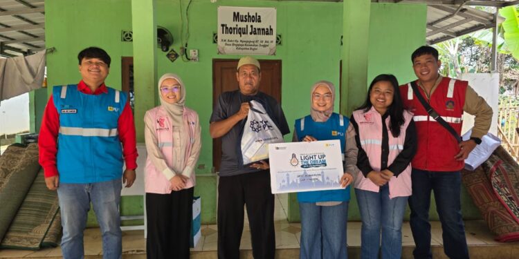 Srikandi PLN Gunung Putri Bersama ULP Jonggol Salurkan Bantuan Listrik Gratis Melalui Program Jumat Berbagi Cahaya