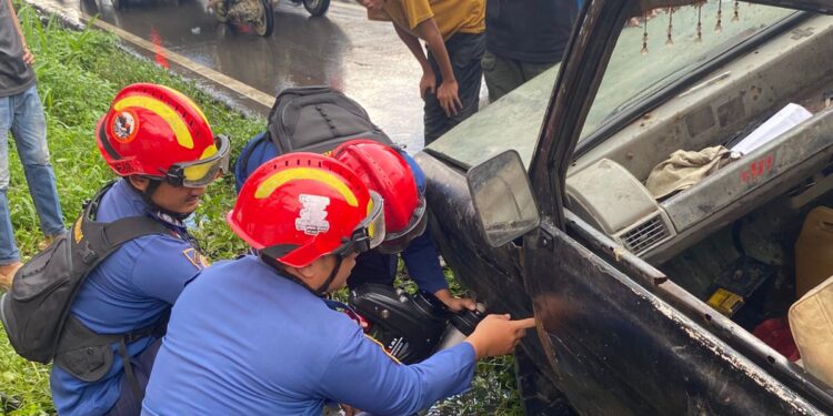 Damkar Sektor Sentul City Berhasil Evakuasi Mobil Pengangkut Sampah yang Terperosok