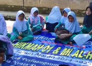 Miris, Siswa MI Al-Hikmah 01 Klapanunggal Belajar Ngampar