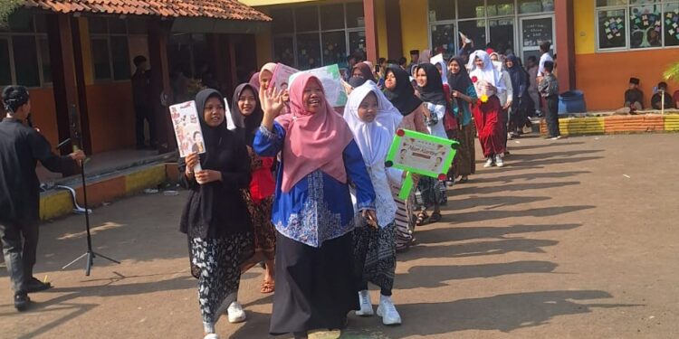 Meriahkan Hari Kartini, SDN Nambo 01 Gelar Fashion Show