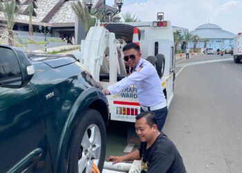 ‎Dishub Derek Mobil yang Parkir di Jalur Utama Pakansari