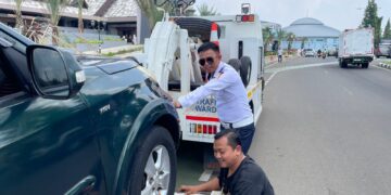 ‎Dishub Derek Mobil yang Parkir di Jalur Utama Pakansari