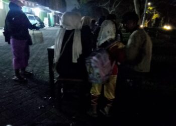 ‎Miris! Anak di Bawah Umur Ngamen Malam di Cileungsi