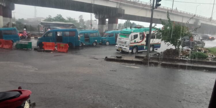 ‎Angkot Masih Nekat Ngetem di Flyover Cileungsi