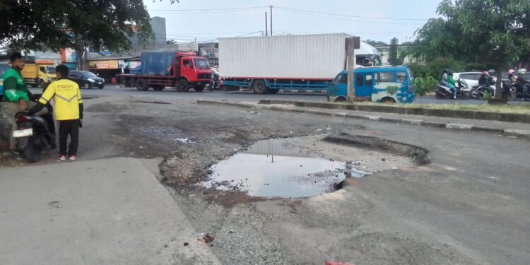 Jalan Rusak Parah di Flyover Cileungsi Dibiarkan Lama, Warga Desak Pemprov Jabar Segera Bertindak