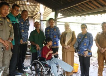 Bantuan Kursi Roda untuk Anak Disabilitas di Cipenjo