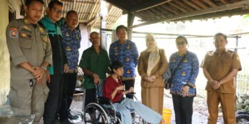 Bantuan Kursi Roda untuk Anak Disabilitas di Cipenjo