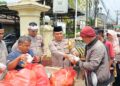 Jumat Berkah, Polsek Citeureup Bagikan 300 Paket Nasi