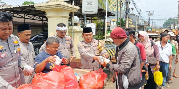 Jumat Berkah, Polsek Citeureup Bagikan 300 Paket Nasi