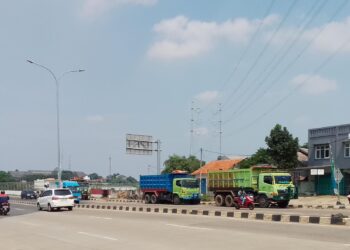 Truk Parkir Sembarangan di Depan Pintu Tol Narogong, Warga Minta Dishub Bertindak