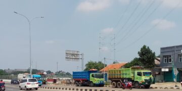 Truk Parkir Sembarangan di Depan Pintu Tol Narogong, Warga Minta Dishub Bertindak