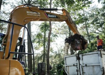 Merawat Alam dari Hulu: EIGER Adventure Land Angkat 6 Ton Sampah di Puncak