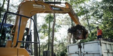 Merawat Alam dari Hulu: EIGER Adventure Land Angkat 6 Ton Sampah di Puncak