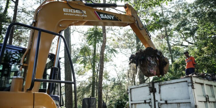 Merawat Alam dari Hulu: EIGER Adventure Land Angkat 6 Ton Sampah di Puncak