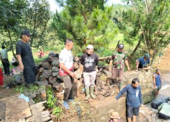 Antisipasi Banjir, Pemdes Kemang Ajak Warga Bebersih Kali