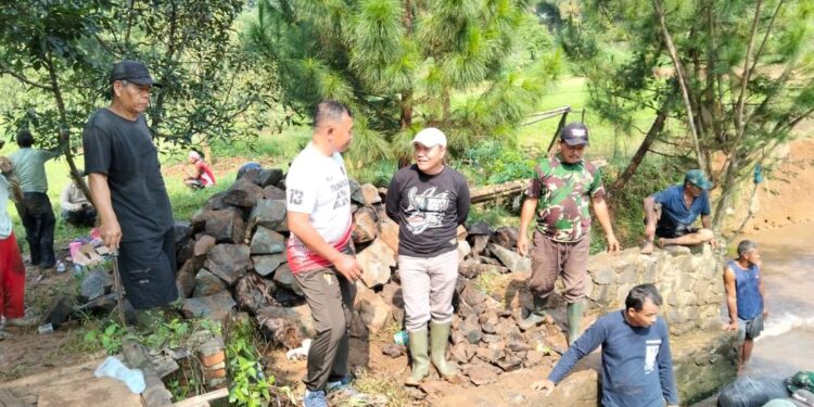 Antisipasi Banjir, Pemdes Kemang Ajak Warga Bebersih Kali