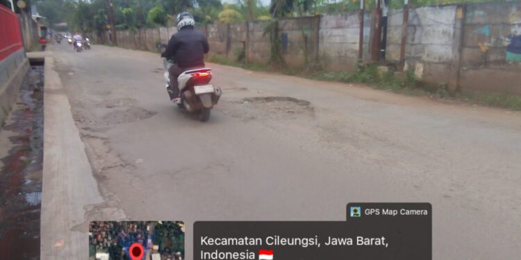 Jalan Raya KH Umar Cileungsi Rusak Parah dan Picu Kecelakaan