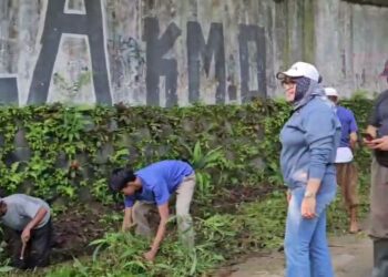 Hadapi Musim Penghujan, Pemdes Mekarsari Bersihkan Lingkungan