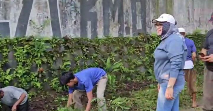 Hadapi Musim Penghujan, Pemdes Mekarsari Bersihkan Lingkungan