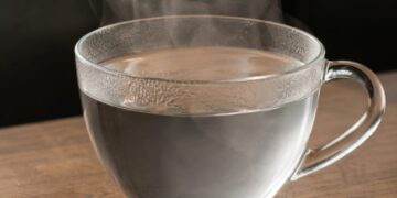 Minum Air Hangat di Pagi Hari, Ini Manfaat dan Cara Aman Melakukannya