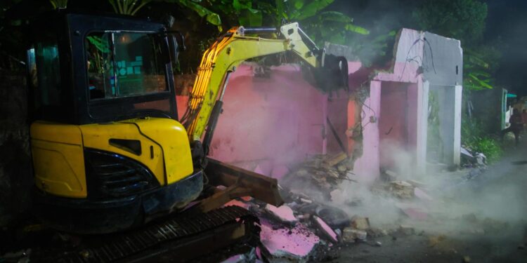 Bangunan Liar di Cipinang Gading Ditertibkan Petugas Gabungan