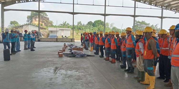 Tingkatkan Keandalan Listrik, PLN Gunung Putri Gelar Aksi “KAMISIGAP” di Penyulang Semen Bima Melalui Mitigasi Gangguan Petir