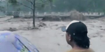 ‎Kali Cipamingkis Meluap, Jembatan di Sukamakmur Hampir Tergerus