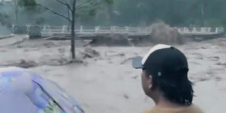 ‎Kali Cipamingkis Meluap, Jembatan di Sukamakmur Hampir Tergerus
