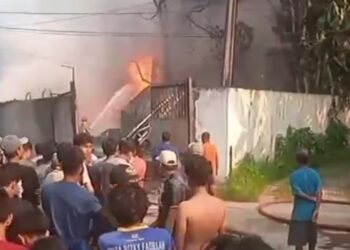 ‎Gudang Oli Diduga Ilegal di Karanggan Terbakar, Warga Panik Akibat Ledakan‎
