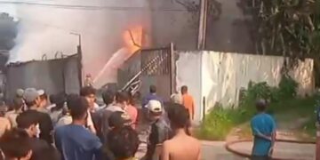 ‎Gudang Oli Diduga Ilegal di Karanggan Terbakar, Warga Panik Akibat Ledakan‎