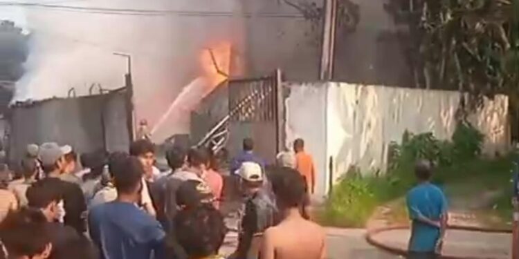‎Gudang Oli Diduga Ilegal di Karanggan Terbakar, Warga Panik Akibat Ledakan‎