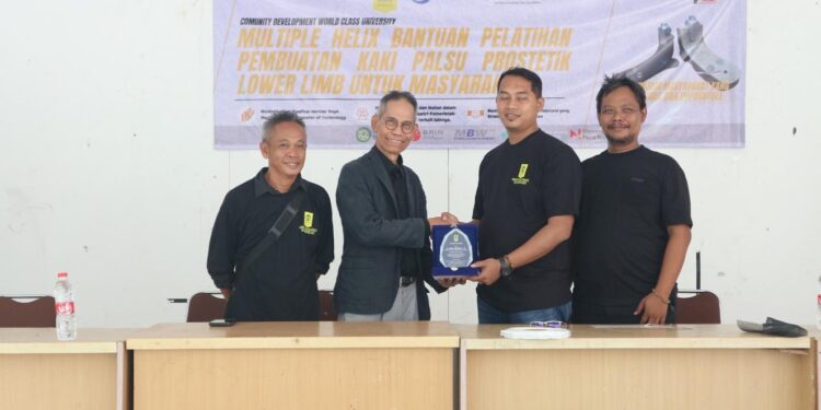 ‎UI dan BRIN Dorong Inovasi Desa Lewat Pelatihan Kaki Prostetik di Limusnunggal‎